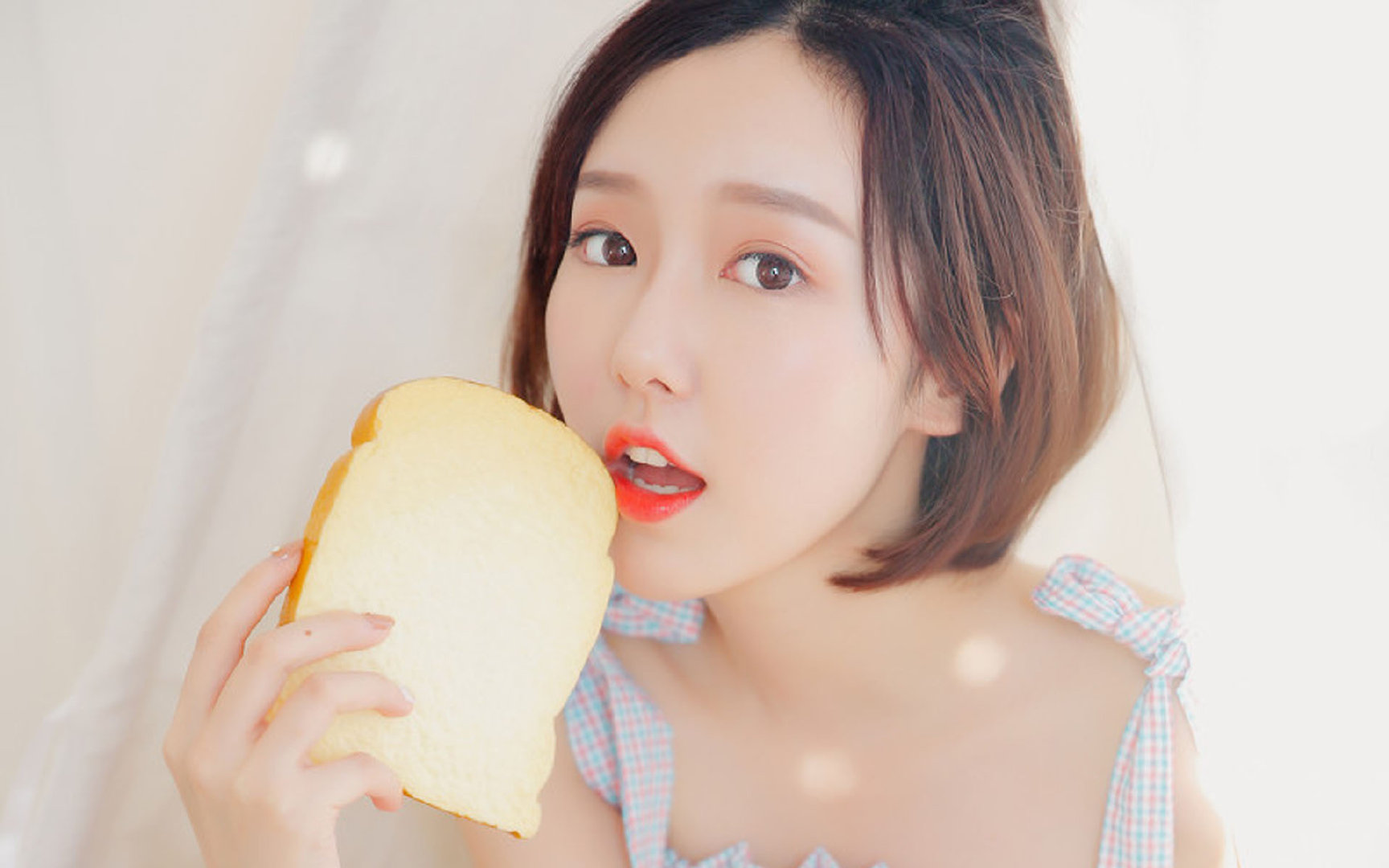 “羽毛球：简阳文体中心赛场上演绝妙击球与战术博弈”